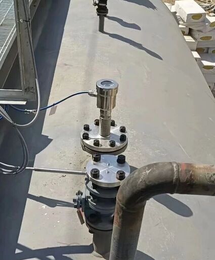 چگونه رادار موج هدایت شده سطح رابط را با استفاده از تفاوت ثابت دی الکتریک اندازه گیری می کند؟